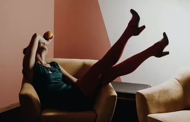 Jauna moteris su kojų venų varikoze